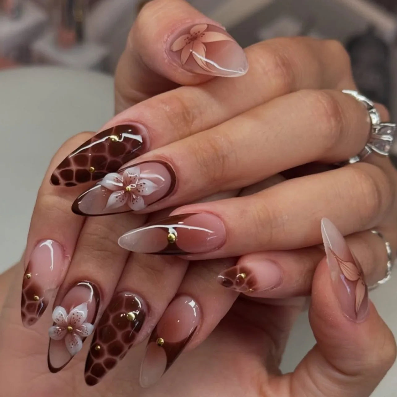 24pcs White Flower Fake Nail Tips Ins Yellow Pink Blush False Nails Wearable Full Cover European Almond Shaped Press on Nails