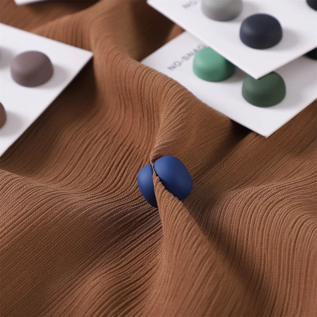 8pcs / Card Matte Magnet Hijab Pins Magnetic Brooch Headscarf Women Shawl Strong Magnetic Button Headscarf Accessories Mix Color