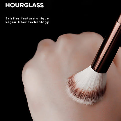 HOURGLASS No. 15 Liquid Blush Brush