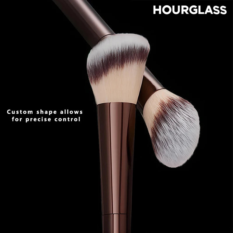 HOURGLASS No. 15 Liquid Blush Brush