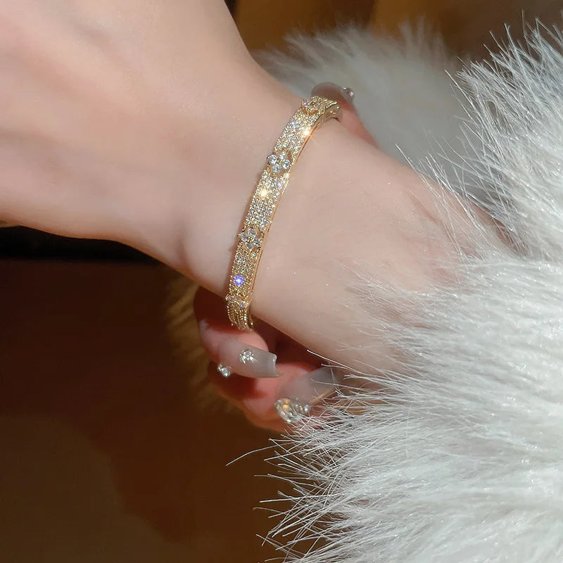 ANENJERY Four Leaf Flower Inlaid Shiny Zircon Bracelet for Women Girls Elegant Delicate Vintage French Jewelry Wedding Wholesale
